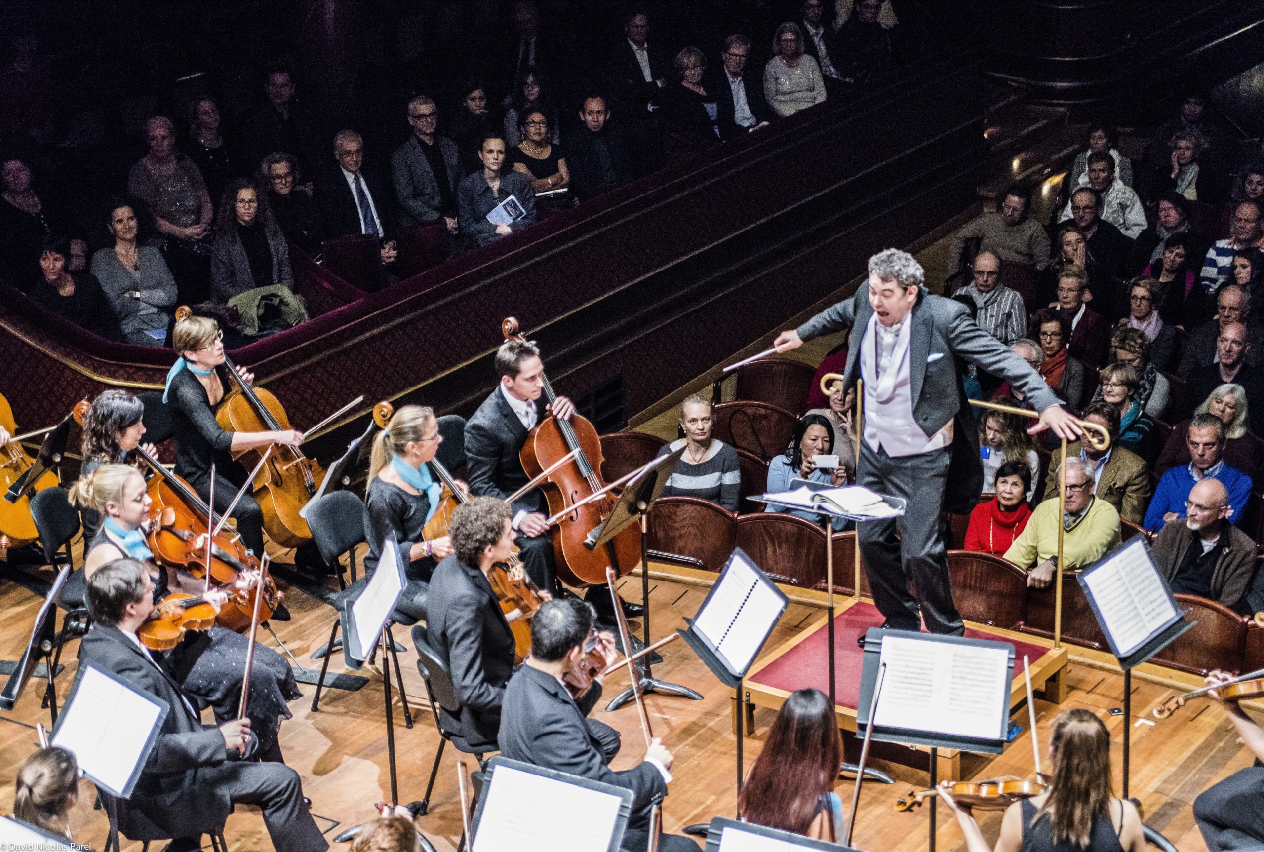 antoine marguier debout théatre devant orchestre chef d'orchestre genève